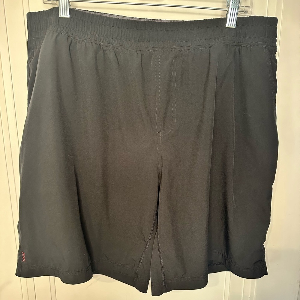 RHONE Men’s Shorts Size XXL Black 8” Zip Pocket Freedom Lies On Been Bold lined